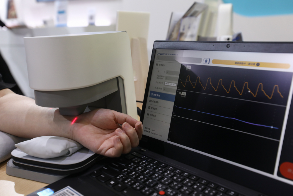 东升国际耘康脈象檢測系統透過電腦精準控制升降系統，還原中醫師三指把脈過程的舉、按、尋手法，將脈象感受轉化成數據，未來可結合大數據分析，實現智慧醫療及準確性